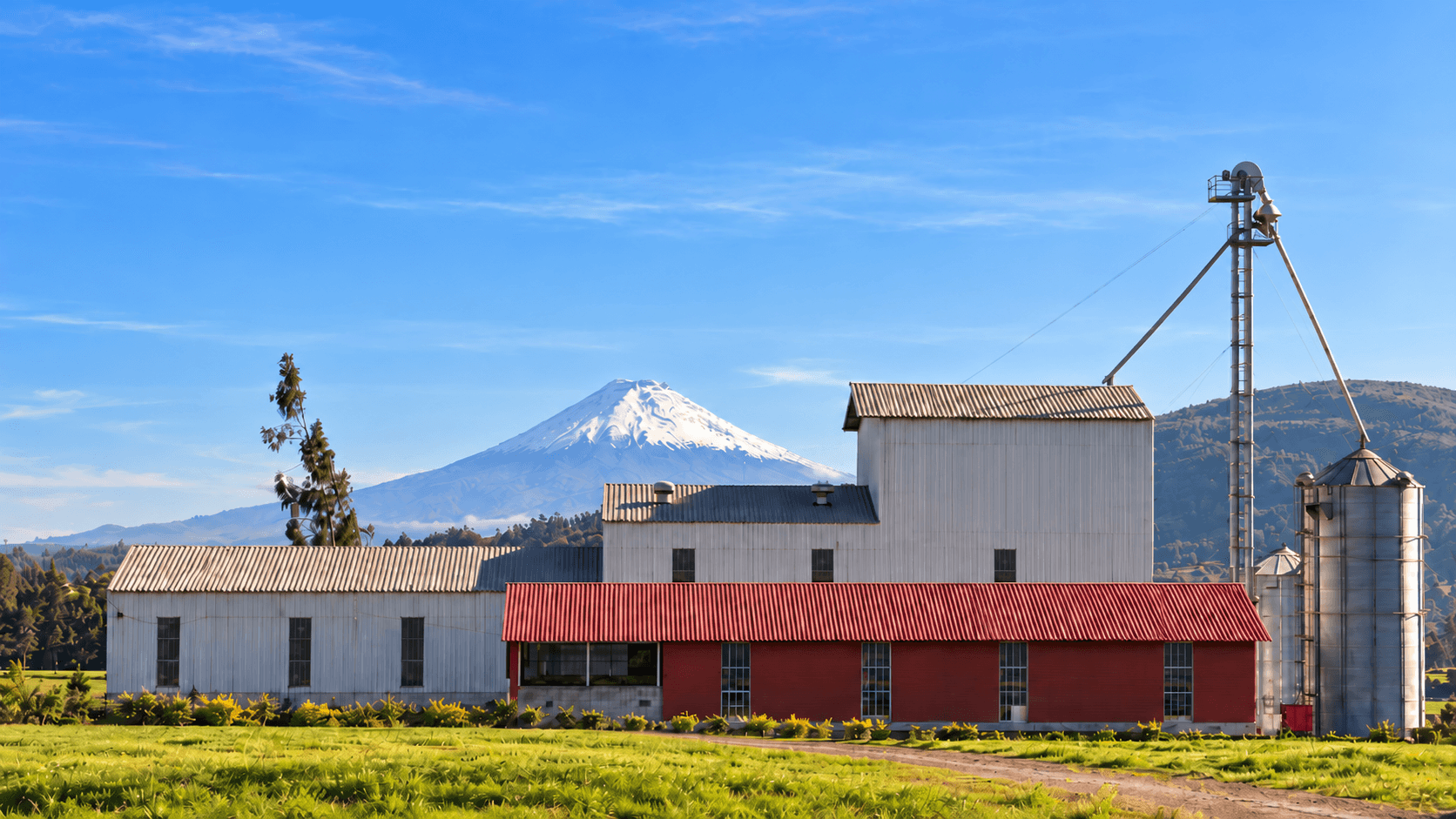 Planta de Molinos del Valle en Salcedo, con el volcán Cotopaxi al fondo