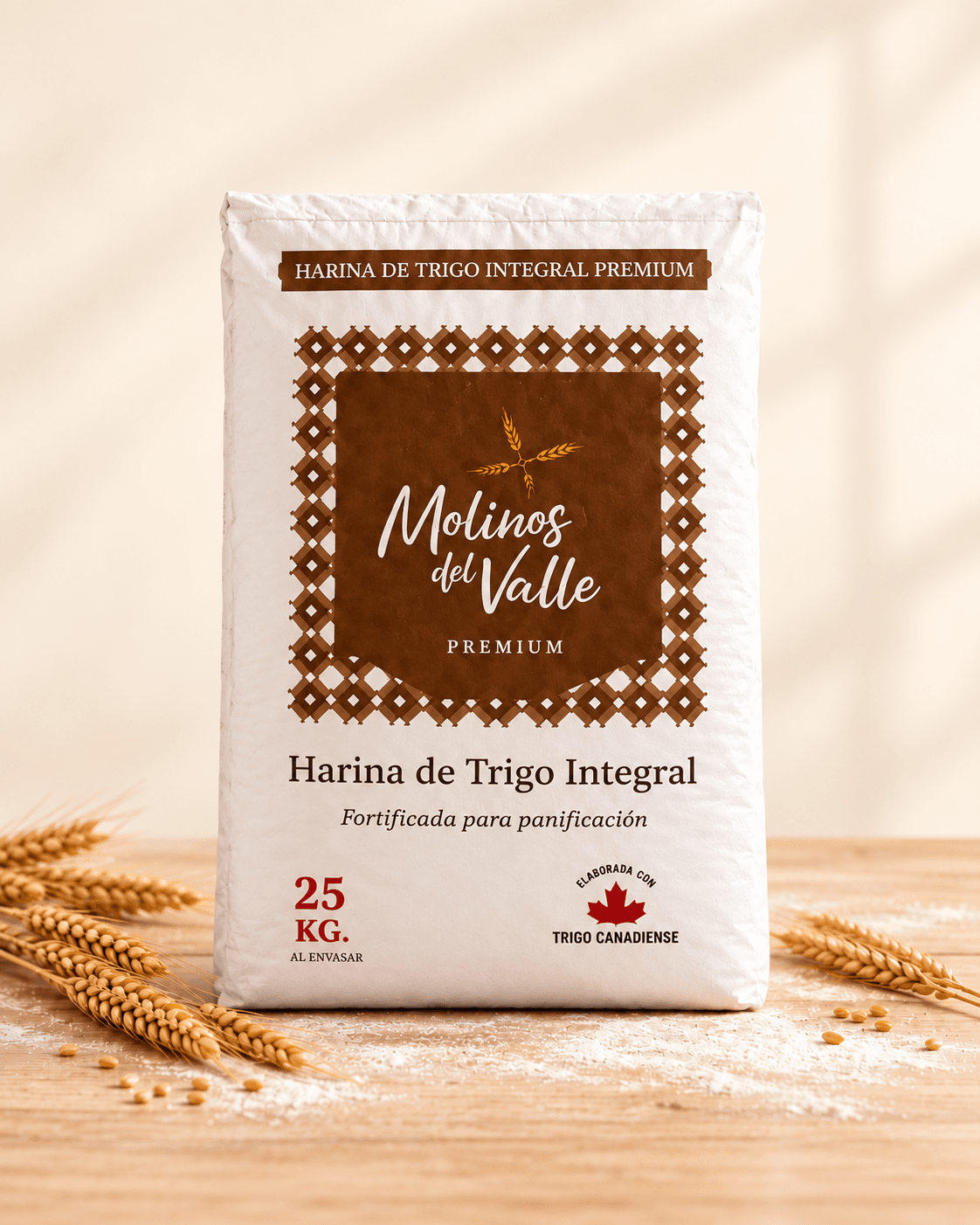 Saco de 25 kg de Harina de Trigo Integral Premium junto a espigas de trigo