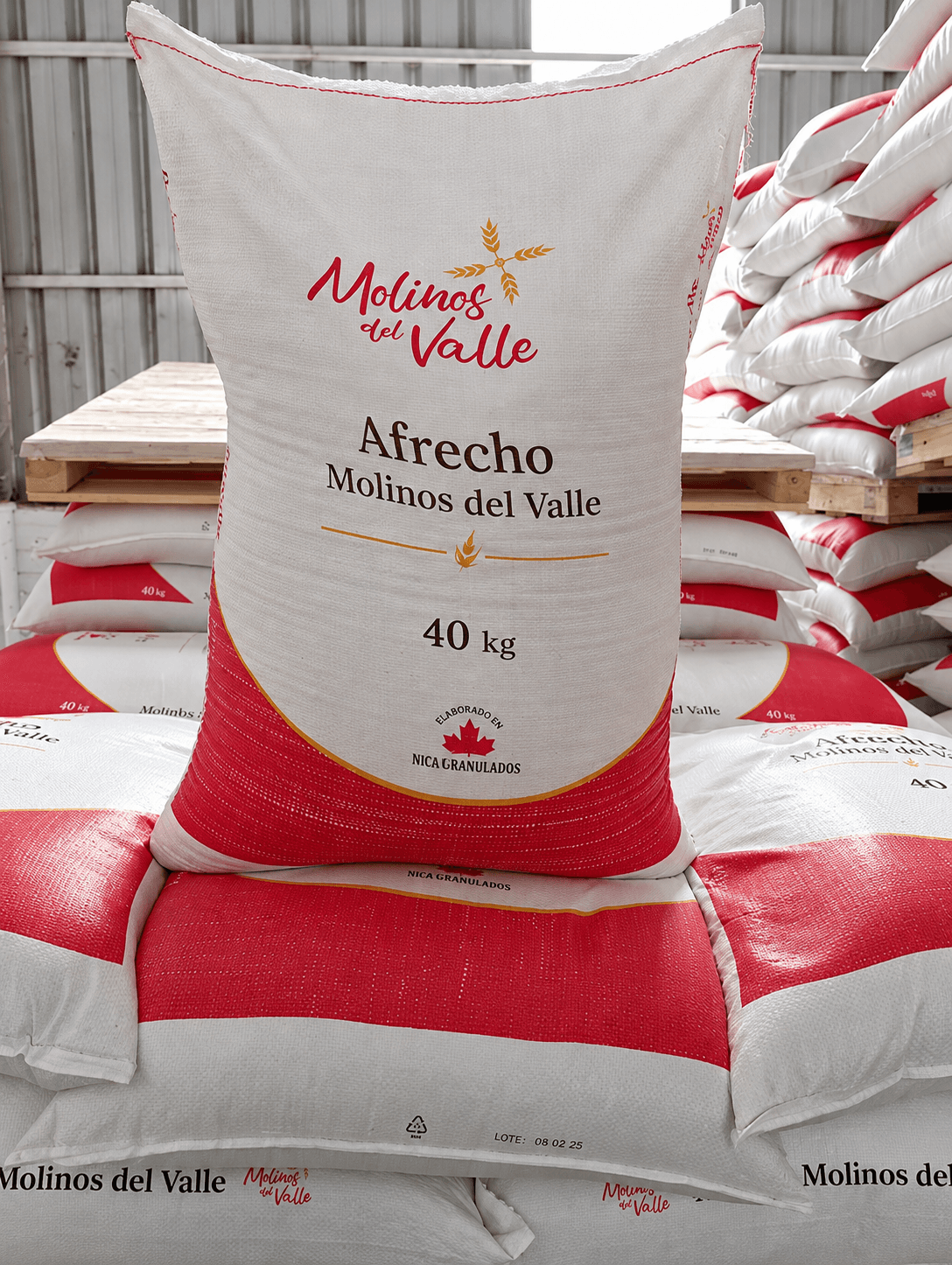 Saco de Afrecho Molinos del Valle de 40 kg sobre sacos apilados en la bodega